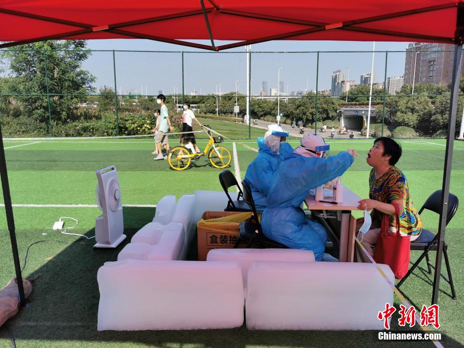 河南省鄭州市のPCR屋外検査會(huì)場(chǎng)で、大きな氷の塊に囲まれてクールダウンする醫(yī)療スタッフ（撮影?韓章雲(yún)）。