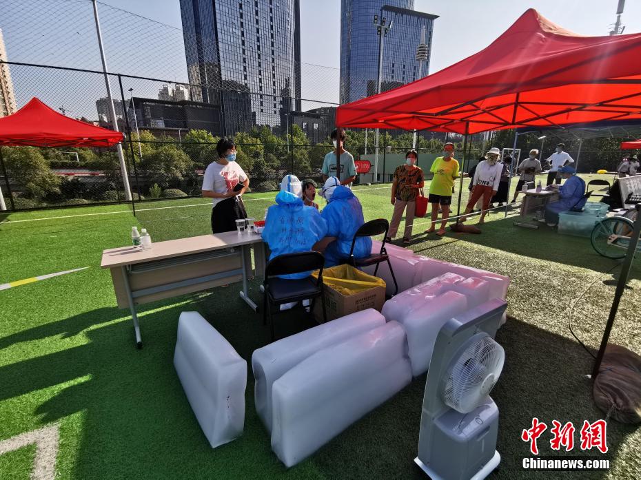 氷でクールダウン！PCR検査會場の醫(yī)療スタッフの暑さ対策　河南省鄭州