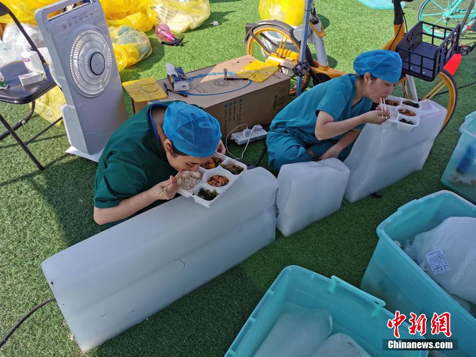 氷でクールダウン！PCR検査會場の醫(yī)療スタッフの暑さ対策　河南省鄭州