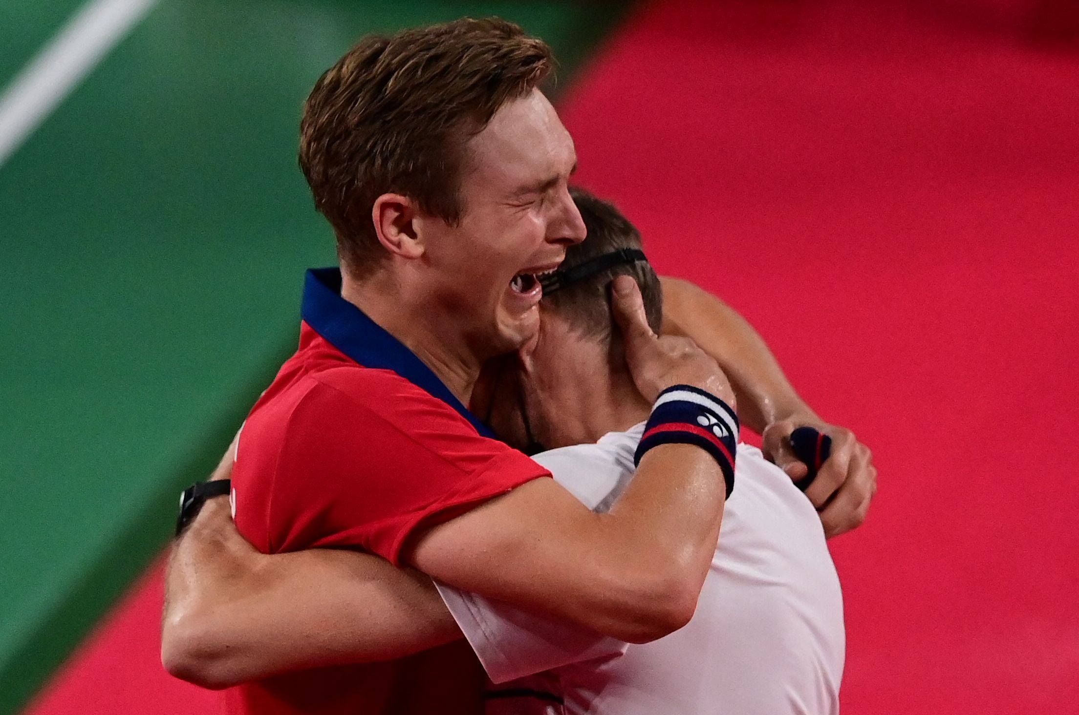 コーチと抱き合い號(hào)泣するアクセルセン選手