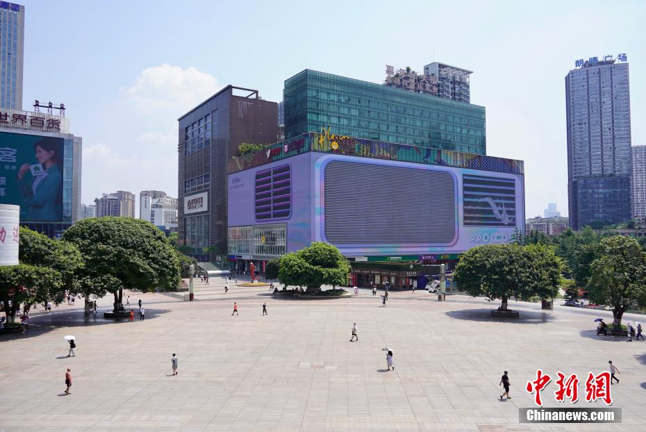 街頭に登場した「巨大エアコン」で目から涼しさを　重慶