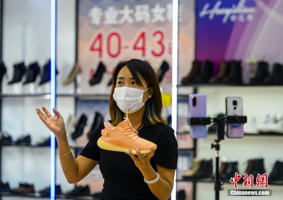 ウルムチ市の卸売市場(chǎng)で実體店がライブコマースに挑戦　新疆