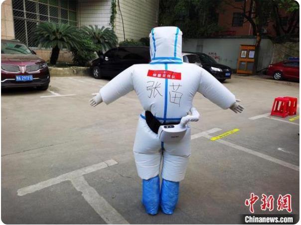 PCR検査會(huì)場醫(yī)療スタッフの「暑さ対策の神器」　湖北省武漢