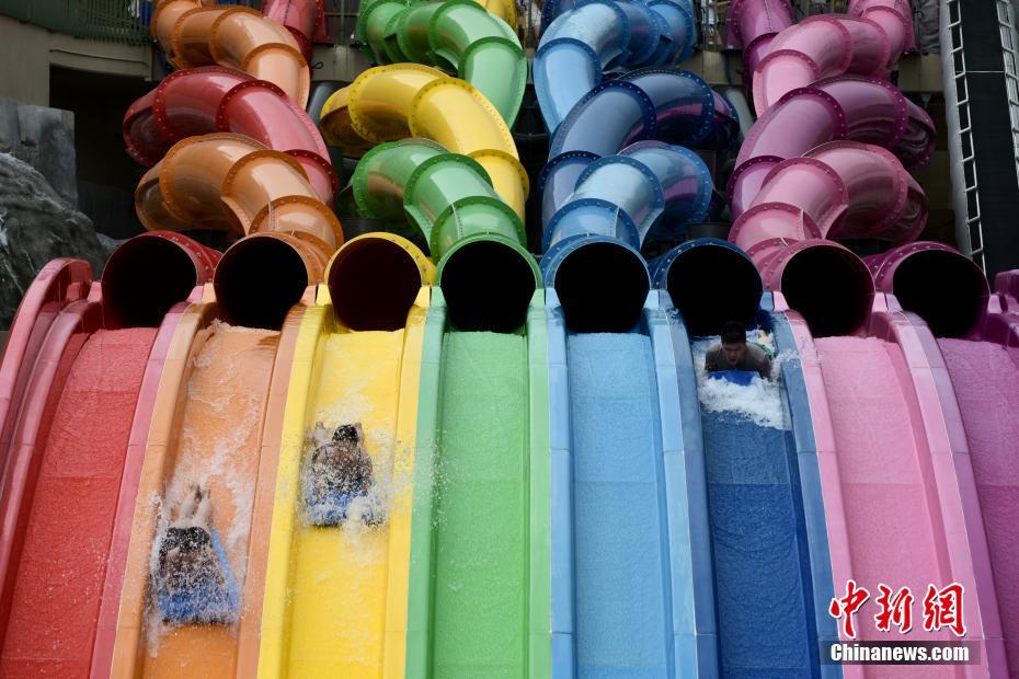 ウォータースライダー「八彩天梯」で遊ぶ入園者（撮影?李志華）。