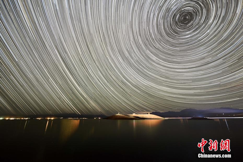 サリム湖の上方で煌く、空一面に広がる星（撮影?確·胡熱）