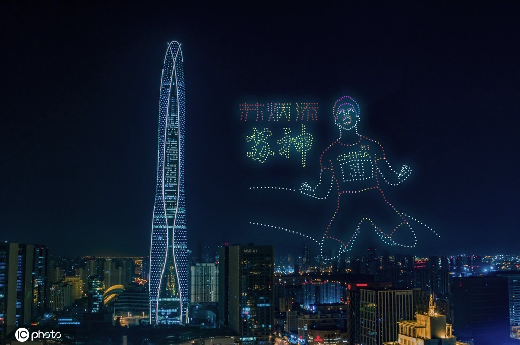 ドローン1千機が描き出す五輪金メダリストたち　天津