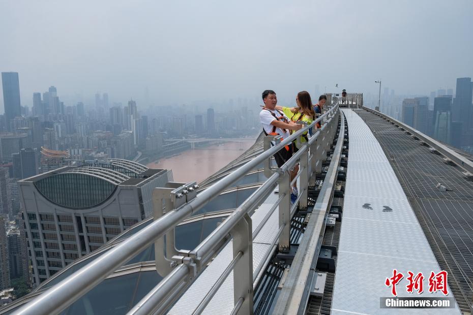 高さ100メートル！ガクブル「雲(yún)の中の散歩」體験　重慶