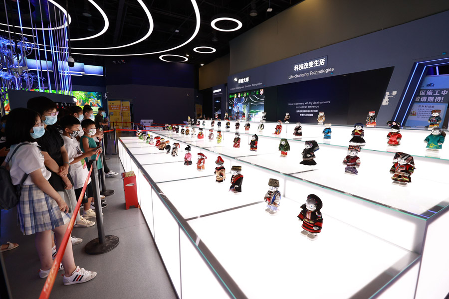 8月11日、56種類の民族衣裳を身に著けた小型ロボットによるパフォーマンスを鑑賞する來館者（寫真著作権は東方ICが所有のため転載禁止）。