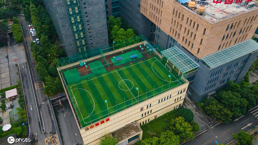 8月12日、オフィスビルの屋上に完成した「空のグラウンド」（寫真著作権は東方ICが所有のため転載禁止）。