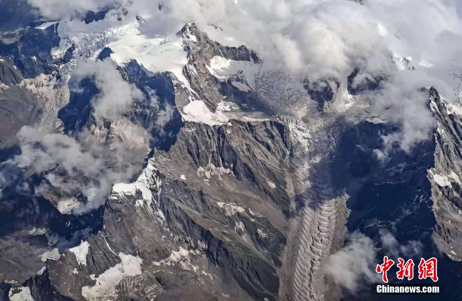 航空機で上空から俯瞰　雄壯で美しいチベットを體験