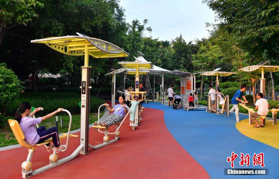 8月15日、福州市で、スマート健康器具を體験する市民（撮影?張斌）。