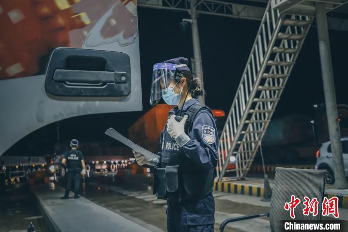 國境で犯罪を防ぐシーサンパンナの「力強きバラ」たち　雲南省