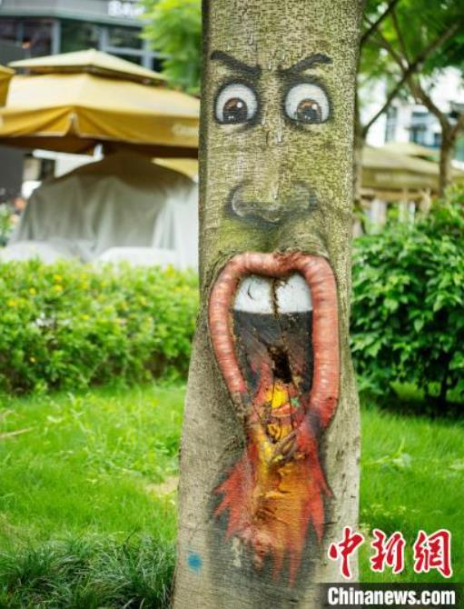 成都?府河の川岸の木がキャンバスに　四川省