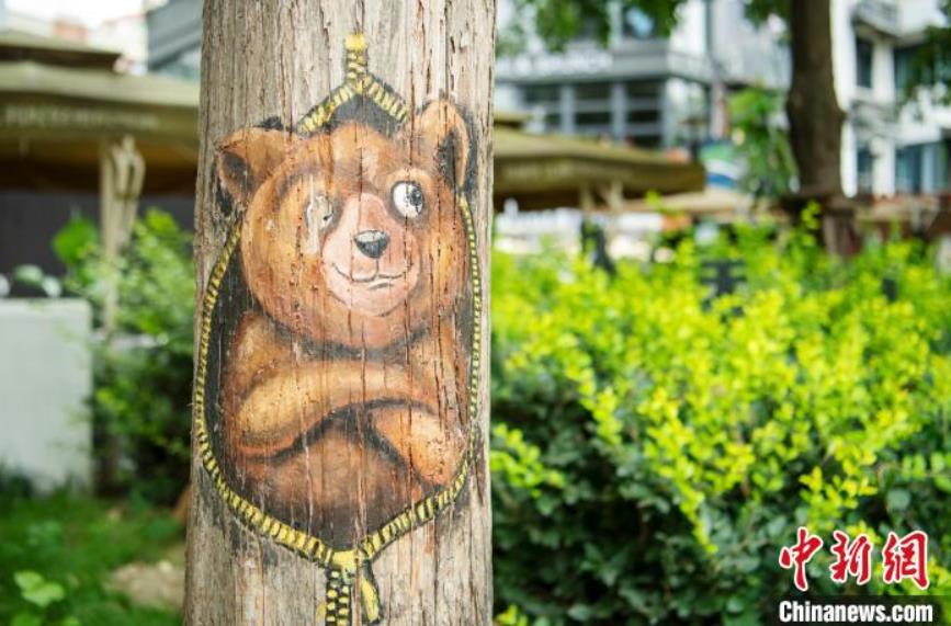 成都?府河の川岸の木がキャンバスに　四川省