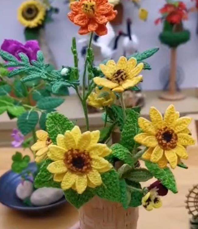 このハスの花も編んだの？かぎ針編みで咲かせる花々　広東省