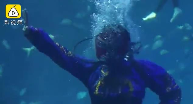 3ヶ月獨學して水中「変臉」パフォーマンスをマスター　甘粛省蘭州