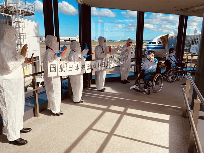 8月19日、成田國際空港に到著した東京2020パラリンピック中國選手団（資料提供?成田國際空港職員）。