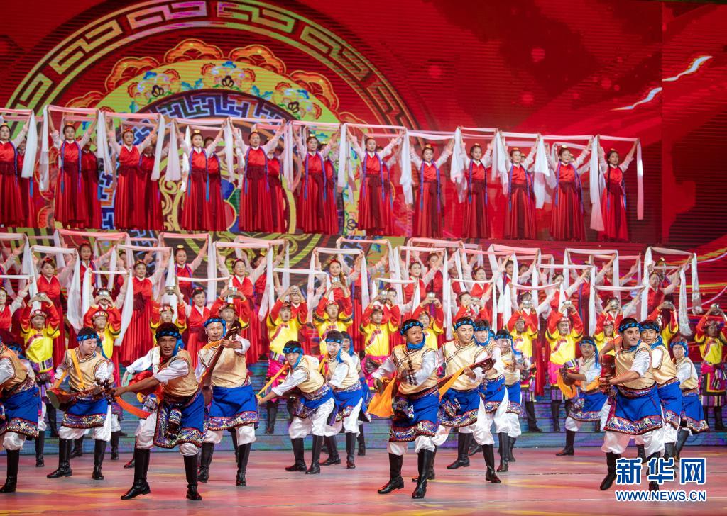 ラサでチベット平和解放70周年祝賀文蕓公演「西蔵児女心向黨」