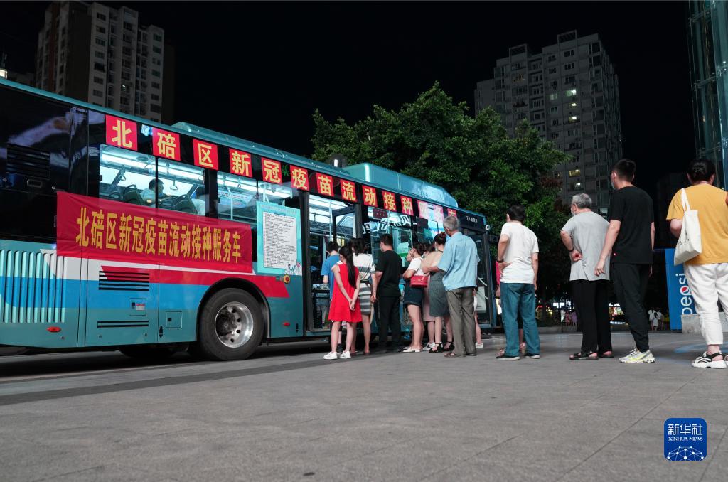 8月20日夜、重慶市北碚區(qū)北溫泉街道（エリア）の嘉陵風(fēng)情歩行者天國で、新型コロナウイルスワクチン接種を受けるために列に並ぶ市民（撮影?秦延富）。