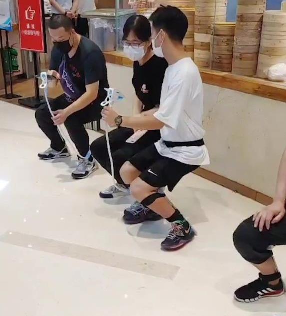 案內待ちの食事客が座るのは「透明椅子」？　北京