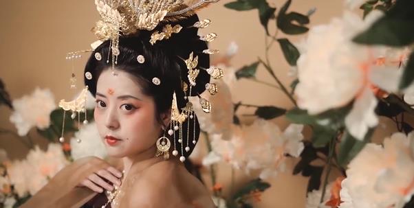 空き缶で中國風ハンドメイドアクセサリーを作る元看護師女性　四川省成都