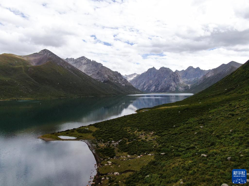 生態(tài)系環(huán)境が改善されつつある年保玉則國(guó)家地質(zhì)公園　青海省
