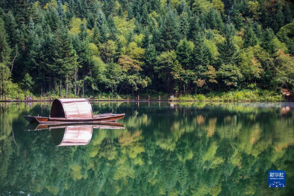 湖水の青と山の緑が引き立て合う官鵝溝　甘粛省