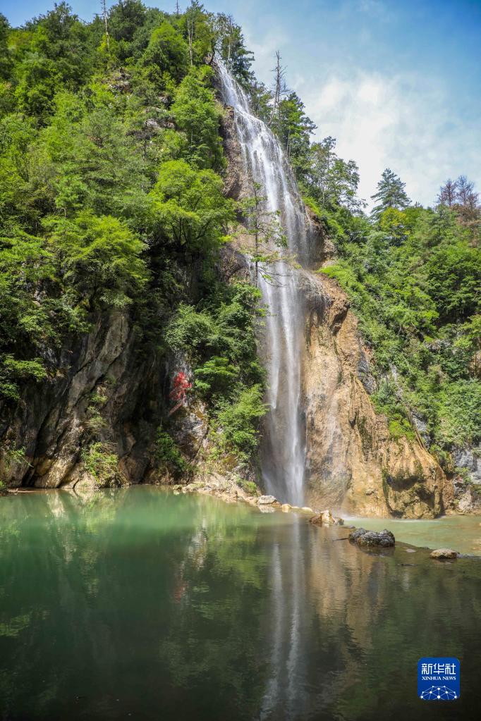 湖水の青と山の緑が引き立て合う官鵝溝　甘粛省