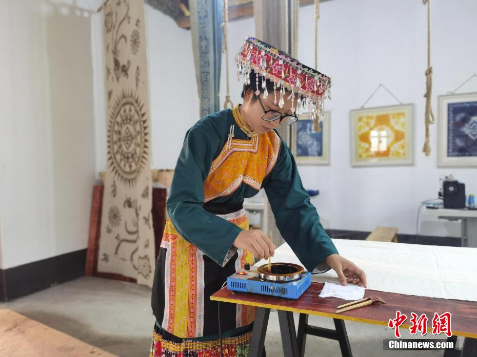 四川古藺川南ミャオ族に伝わる伝統(tǒng)あるろうけつ染め