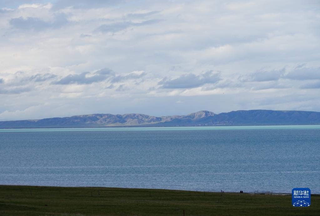 8月30日、降雨後の青海湖（撮影?厳賦憬）。