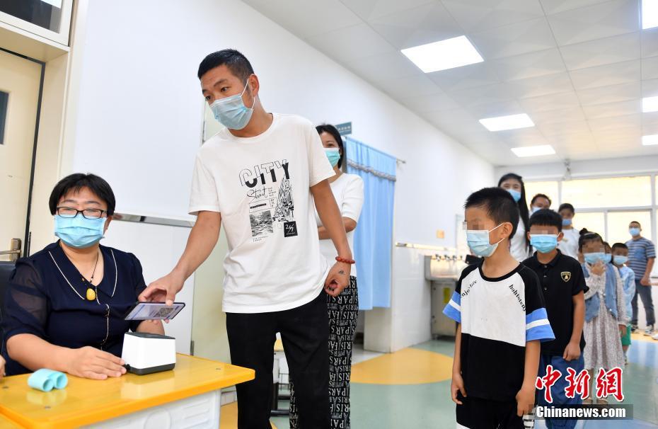 新學(xué)期開始前に全小中學(xué)校の教師と生徒たちがPCR検査　雄安新區(qū)