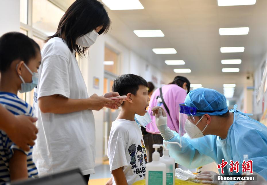 河北省雄安新區(qū)容城県のある小學校で、児童に対するPCR検査を実施する醫(yī)療スタッフ（8月31日撮影?韓冰）。