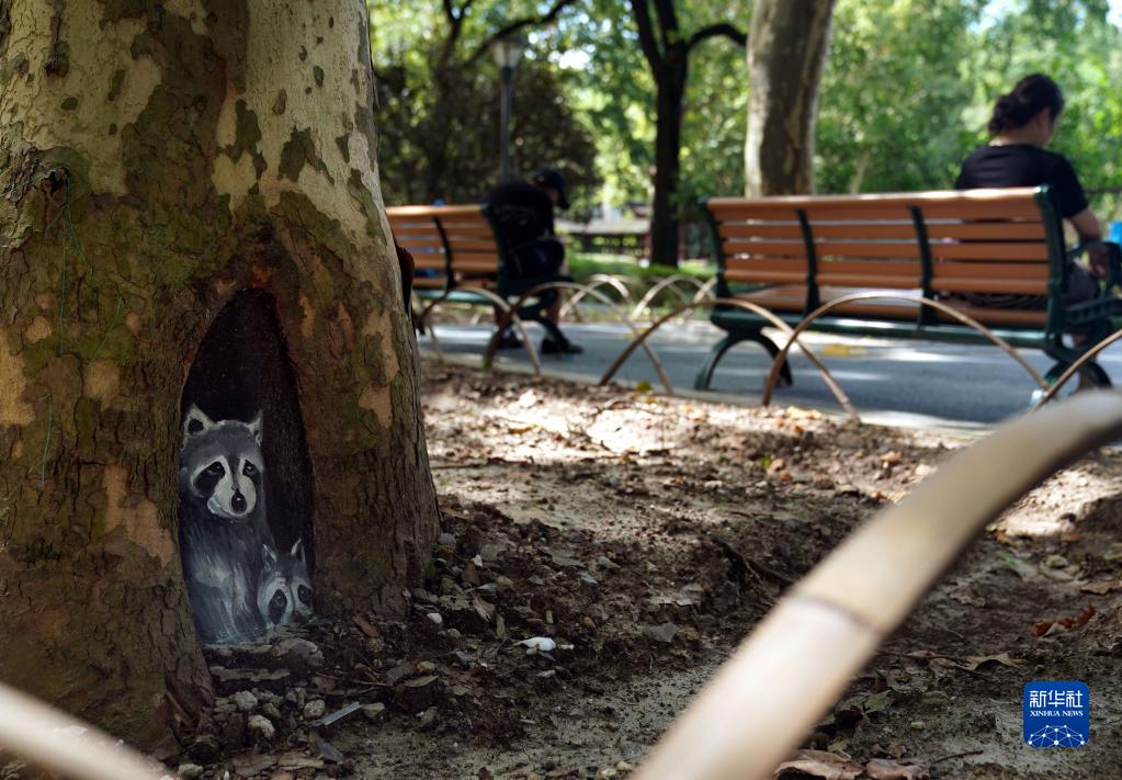 樹(shù)洞にかわいい動(dòng)物描いた公園　上海