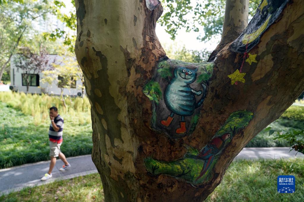 樹洞にかわいい動(dòng)物描いた公園　上海