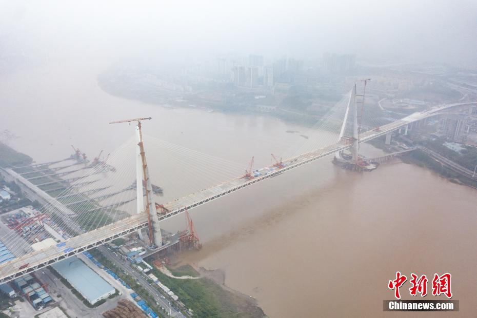 上空から撮影した、閉合作業(yè)を完了した後の重慶白居寺長江大橋（撮影?何蓬磊）。