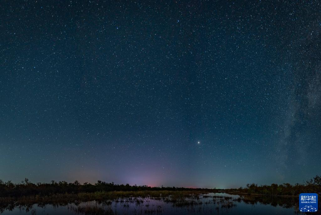 9月1日、五大連池景勝地の星空（長時間露光撮影してつなぎ合わせた畫像、撮影?謝剣飛）。