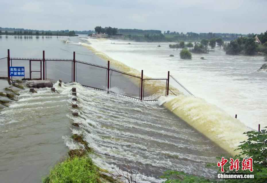 「運河の心臓」から流れ落ちる激しい水音響く戴村壩　山東省