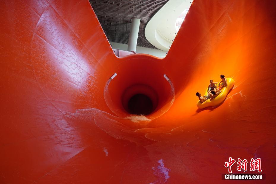 「激流下り」を體験する市民。瞬く間に、急流の先にある「ブラックホール」に吸い込まれていく円形ボートに乗った體験者たち（撮影?張煒）。
