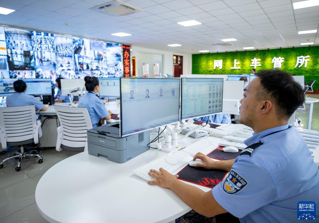 9月1日、銀川市公安局交通警察支局車両管理所（オンライン車両管理所）で、ドライバーがアップロードしたデジタル運転免許証の発行申請內(nèi)容をバックヤードで確認(rèn)する交通警察官（撮影?楊植森）。