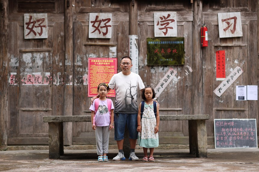 新學(xué)期迎えた教師1人児童2人の小さな學(xué)校