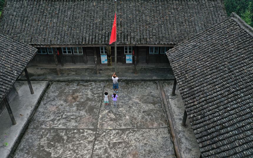 新學期迎えた教師1人児童2人の小さな學校