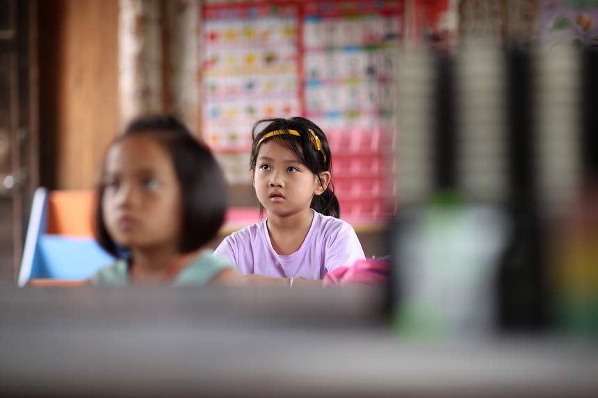 新學(xué)期迎えた教師1人児童2人の小さな學(xué)校