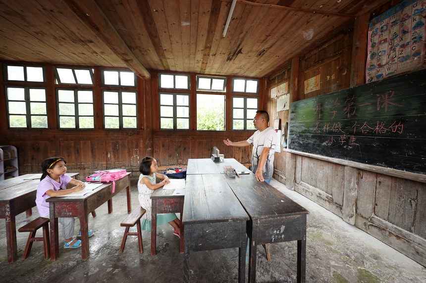 新學(xué)期迎えた教師1人児童2人の小さな學(xué)校