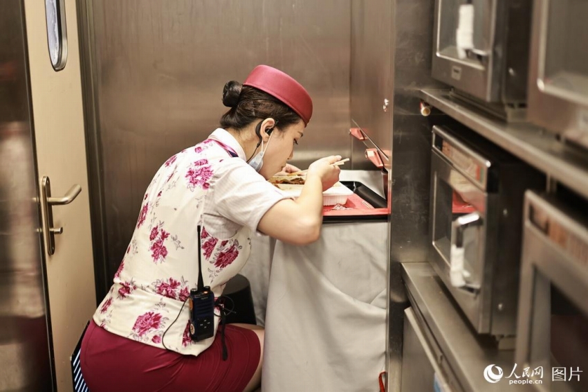 プロのダンサーから列車乗務(wù)員に転職した女性が見た成都?重慶鉄道の変化