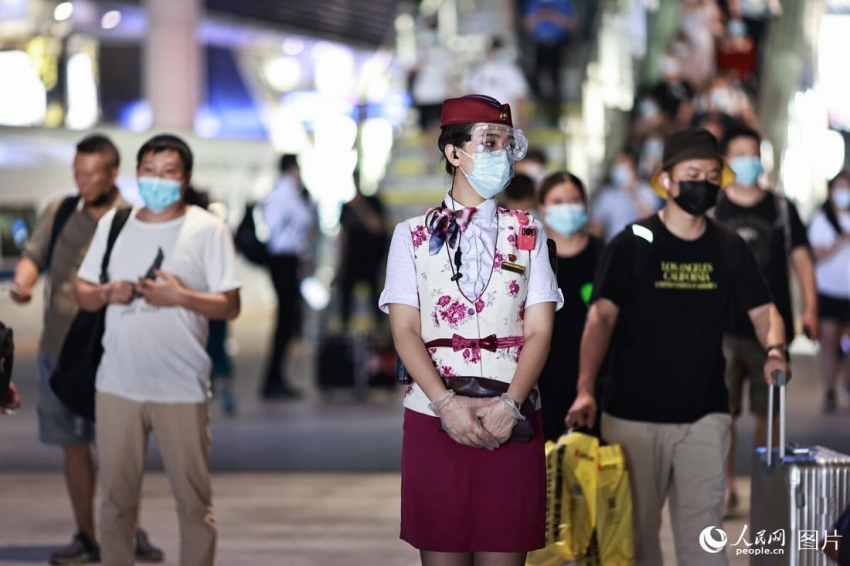 プロのダンサーから列車(chē)乗務(wù)員に転職した女性が見(jiàn)た成都?重慶鉄道の変化