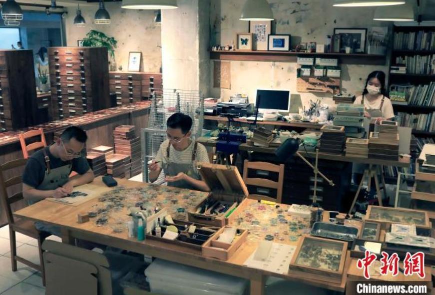 「大自然」をアート作品にした二人の若者　四川省成都