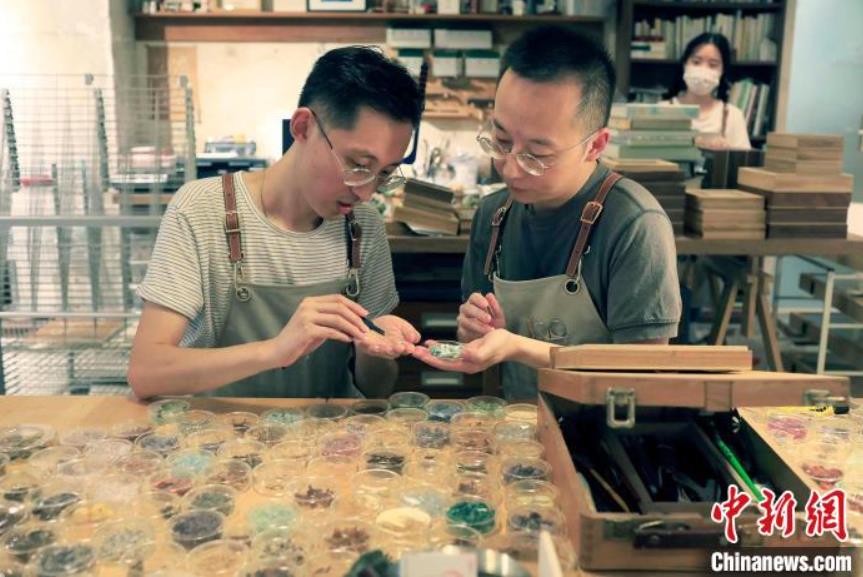 「大自然」をアート作品にした二人の若者　四川省成都