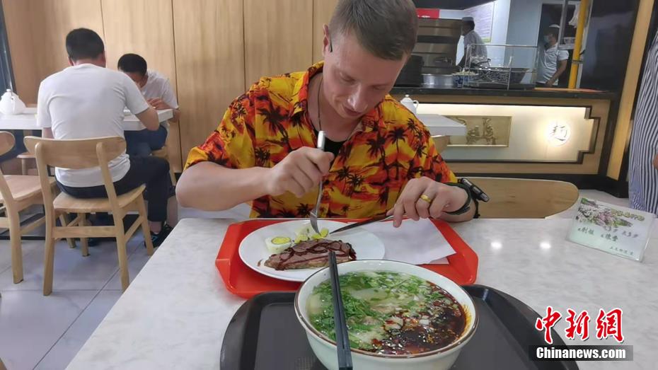 ステーキと牛肉麺のセットメニューを味わう客（撮影?史靜靜）。