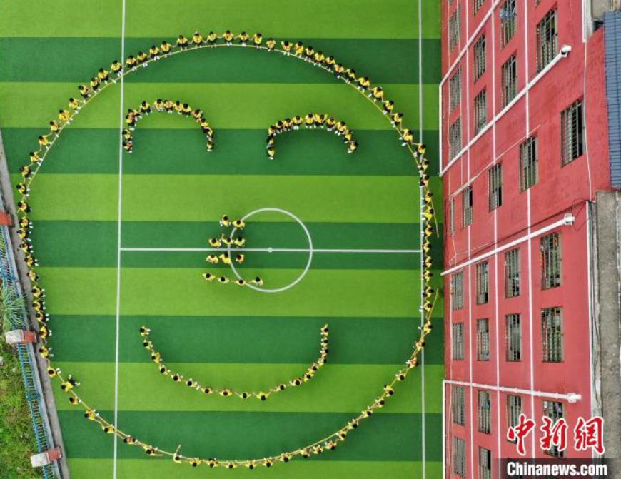 江西省上饒市鉛山県河口鎮(zhèn)明徳小學(xué)校のグラウンドの上空から撮影した児童たちが手をつないで作ったユニークな「笑顔」（撮影?丁銘華）。