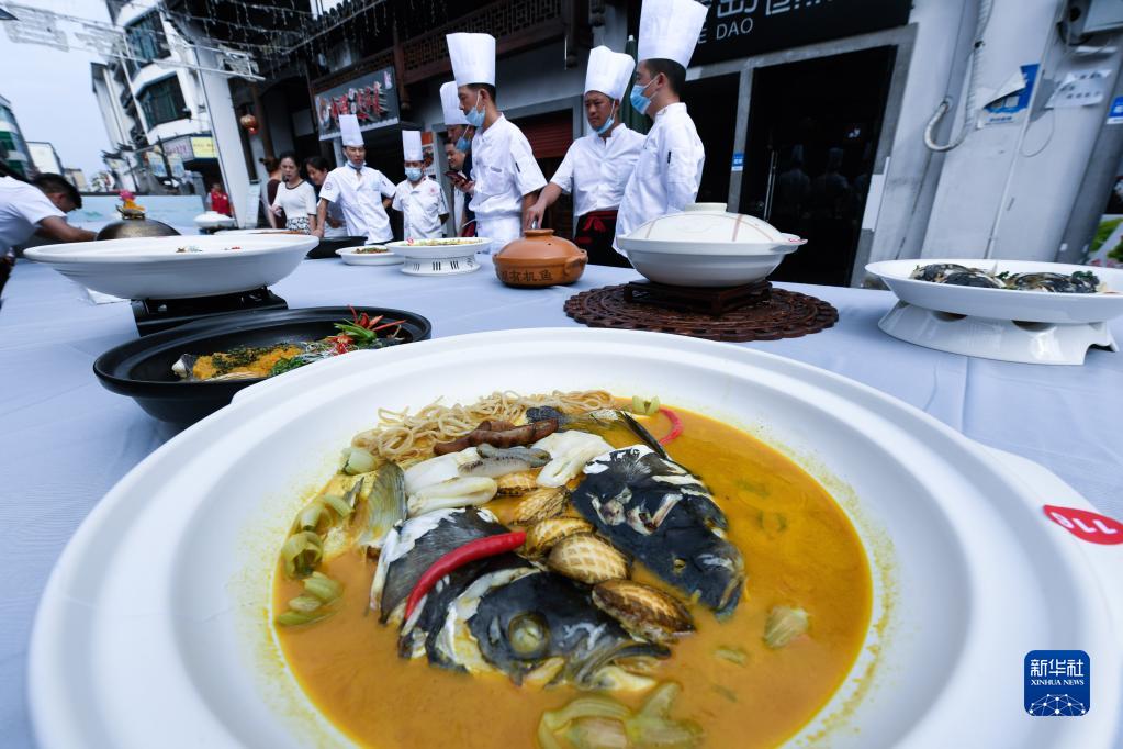 9月9日、壽昌古鎮(zhèn)歩行者天國(guó)に並べられたグルメの數(shù)々（撮影?徐昱）。